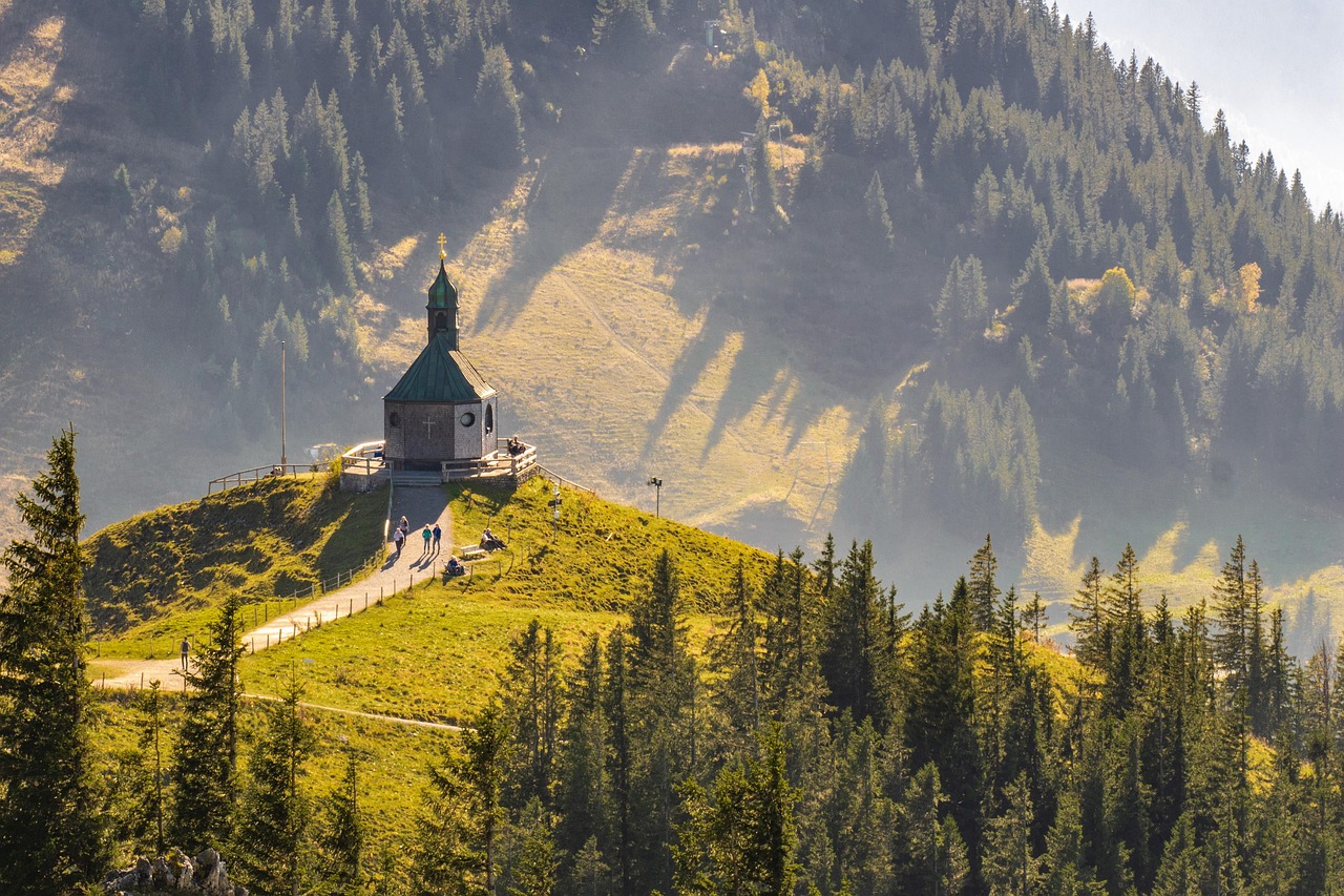 Kapelle auf einer Bergspitze